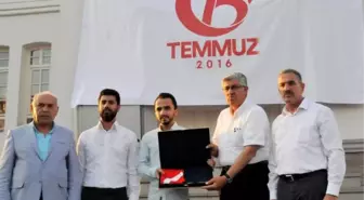 Cumhurbaşkanına Verilecek Bayrağı Şehit Babası Teslim Etti