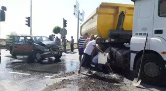 Kamyonetle Tır Çarpıştı: 2 Yaralı