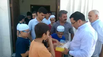 Kaymakam Kaya Vatandaşlara Lokum Dağıttı