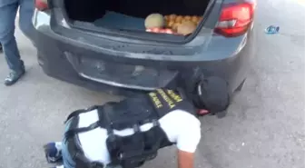 Polis Ekipleri Tamirci Gibi Çalışıp Otomobilin Zulasında 27 Kilo Esrar Çıkardı