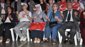 15 Temmuz Kutlamasında Şehit Polisin Annesi Baygınlık Geçirdi