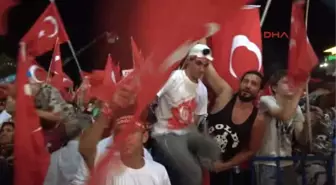 Izmir'de 15 Temmuz Demokrasi ve Milli Birlik Günü Coşkuyla Kutlanıyor