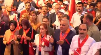 On Binlerce Vanlı Beşyol Meydanında Demokrasi Nöbeti Tutuyor