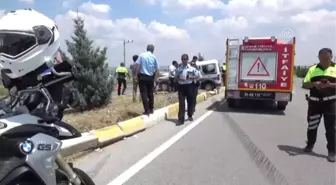 Polis Aracı Beton Direğe Çarptı: 1 Şehit (2)