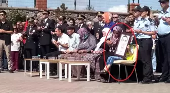 Şehit Polisin 6 Yaşındaki Oğlu Cenaze Töreninde Babasının Resmine Sarılıp Ağladı