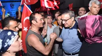 Vali Su, Demokrasi Nöbetinin İkinci Gününde de Vatandaşlarla Birlikte Oldu