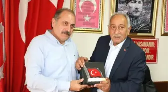 Başkan Kaplan Müzisyenlere Plaket Verdi