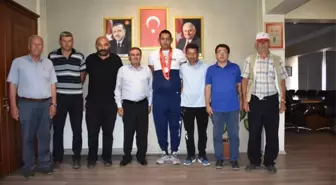 Bigadiç'de Başarılı Güreşçiye Başkan Teşekkürü