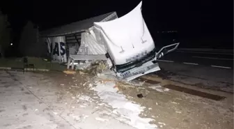 Tır Beton Su Kanalına Çarptı, Sürücü Yara Almadı