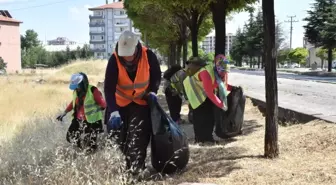 Uşak Sokaklarını Elleriyle Temizliyorlar