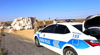 Siverek'te Saman Yüklü Kamyon Devrildi: 8 Yaralı