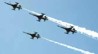 Türk Yıldızlarından KKTC'de Gösteri