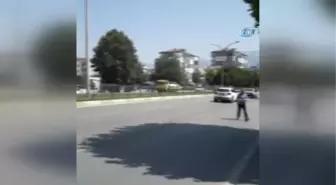 Yolun Ortasındaki Türk Bayrağı'nı Görünce Trafiği Dinlemedi