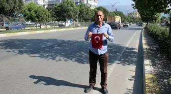 Yolun Ortasındaki Türk Bayrağını Görünce Trafiğe Aldırmadı