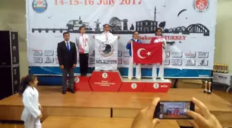 Kartallı Altın Kız Madalyaya Doymuyor