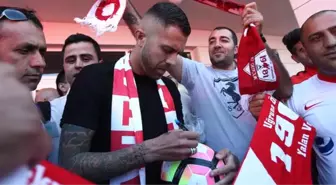 Antalyaspor'un Yıldızı Menez, Sakatlığı Nedeniyle Ülkesine Döndü, En Az 3 Ay Yok