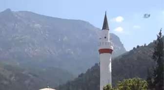 Cumhurbaşkanının Talimat Verdiği Caminin Minaresi Boyanıyor