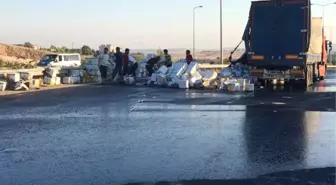 Gaziantep'te Tır'daki Sıvı Yağ Yola Döküldü