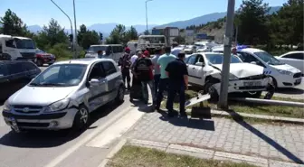 Karabük'te 2 Otomobil Çarpıştı: 3 Yaralı