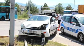 Kavşakta İki Otomobil Çarpıştı: 3 Yaralı