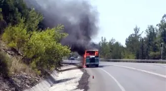 Seyir Halindeki Minibüs Alev Alev Yandı