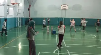 Badminton Temeli Çocuklara Öğretiliyor