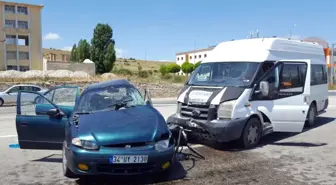 Gümüşhane'de Minibüs ile Otomobil Çarpıştı: 1 Ölü, 8 Yaralı