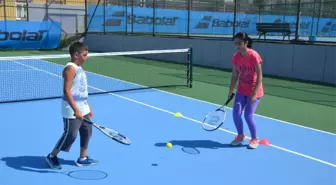 Çekmeköy Belediyesi'nin Tenis Kursuna Yoğun İlgi