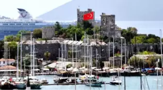 Bodrum'a Denizden 2 Bin 165 Turist Geldi