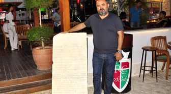 İmparatorun 1750 Yıllık Mektubunun Kopyasını, Bulunduğu Kafede Sergiliyor