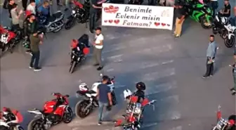 Motosikletçi, Motorcu Arkadaşlarının Şahitliğinde Sevgilisine Evlenme Teklif Etti