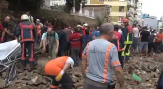 Ermeni Mezarlığı'nın Duvarı Çöktü: 2 Kişi Göçük Altında Kaldı