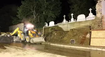 Istanbul'da Ermeni Mezarlığının Duvarı Çöktü