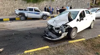 Kastamonu'da Kamyonet ile Otomobil Çarpıştı: 3 Yaralı