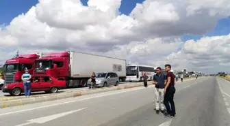 Köy Sakinleri Kaza Sonrası Afyonkarahisar-Kütahya Karayolunu Ulaşıma Kapattı