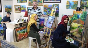Ressam Hasan Kara'dan, Iraklı 3 Mülteciye Ücretsiz Resim Kursu