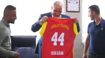 Taraftarlar Derneği'nden İş Adamı Ilıcak'a Malatyaspor Forması