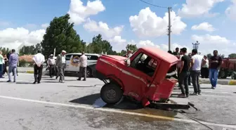 Ticari Aracın Çarptığı Kamyonet Ortadan İkiye Bölündü