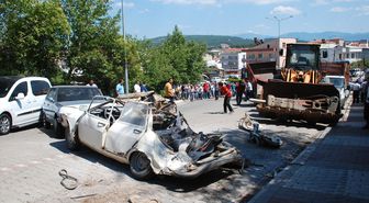 Tır Dorsesinden Düşen Kepçe 6 Aracı Hurdaya Çevirdi