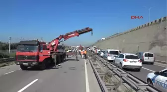 Kocaeli Kum Yüklü Hafriyat Kamyonu Işçi Servisine Çarptı 10 Yaralı