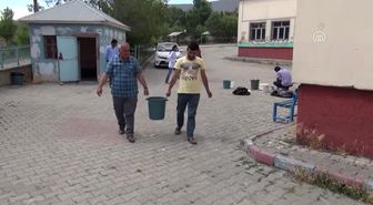 Tatile Gitmeyip Okullarını Onarıyorlar