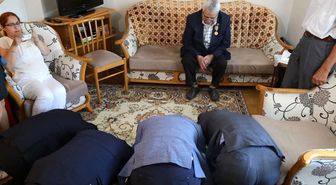 Güney Kore Heyeti, Ziyaret Ettikleri Kore Gazilerinin Önünde Eğildi