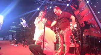 Yaşar'ın Sahnesinde Evlenme Teklifi!