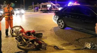 Biri Arızalı, İki Motosikletin Arasındaki Halata Otomobil Çarptı: 2 Yaralı