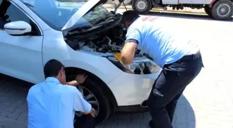 Otomobilin Motoruna Giren Kediyi İtfaiye Kurtardı