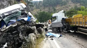 Isparta'da Tır ve Kamyon Kafa Kafaya Çarpıştı: 2 Ölü