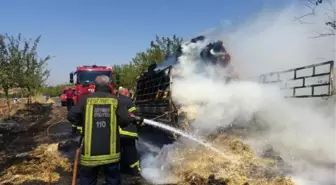 Seyir Halindeki Saman Yüklü Kamyon Yandı