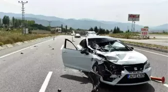 Tır'a Çarpan Otomobildeki 2 Kişi Yaralandı