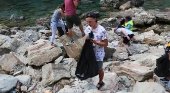 Turist Kafilesi Belediye İşçileriyle Çöp Topladı