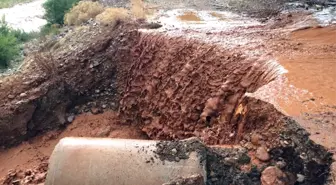 Aşırı Yağış Tarları Vurdu, Yolları Tahrip Etti